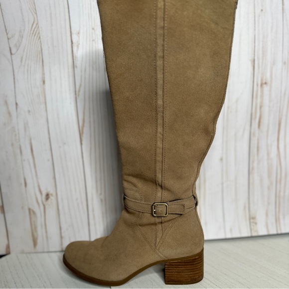 UGG Fashionable Fall Boots - Picture 12 of 12